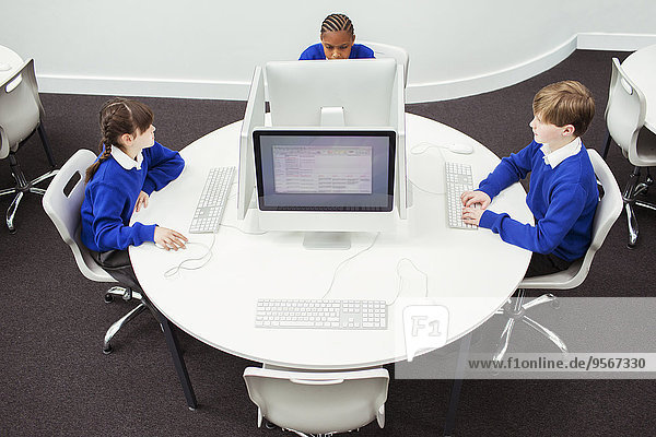 Grundschulkinder  die während des IT-Unterrichts mit Computern arbeiten