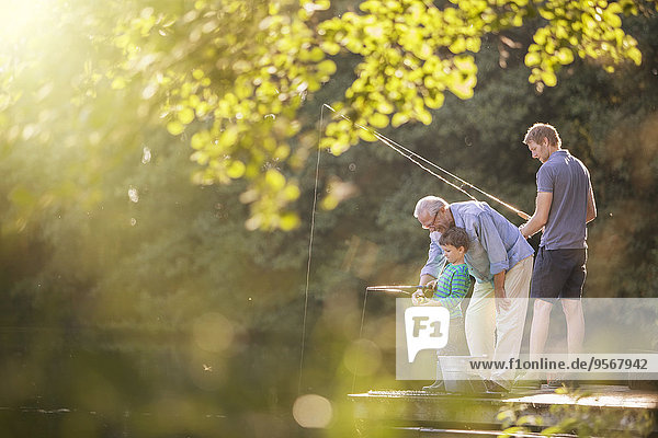 Junge  Vater und Großvater fischen im See