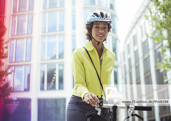 Geschäftsfrau beim Fahrradfahren in der Stadt