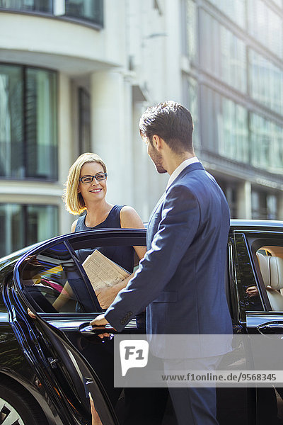 aufmachen,Geschäftsfrau,Auto,Tür,Chauffeur,Fahrer
