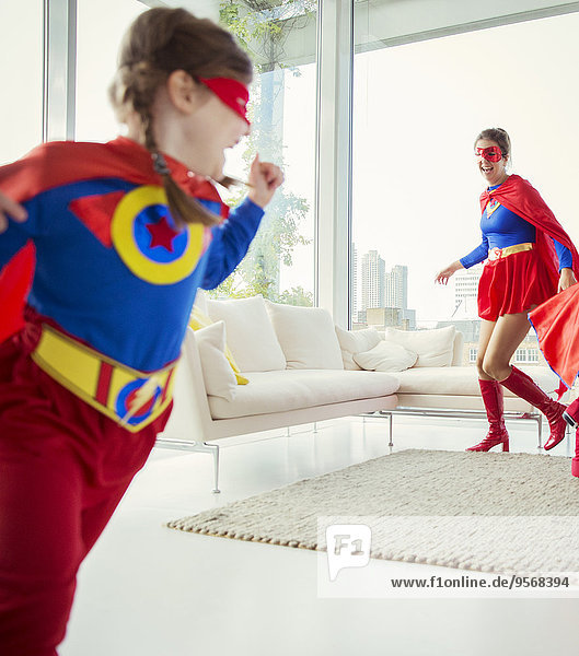 Superheldenfamilie jagt sich im Wohnzimmer hinterher