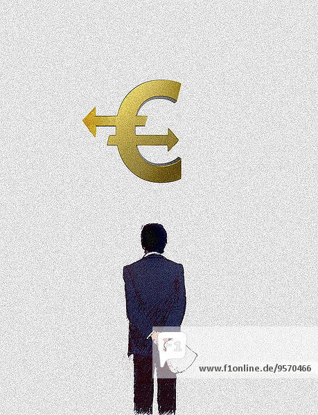 Geschäftsmann schaut auf Eurozeichen mit Pfeilen in unterschiedliche Richtungen