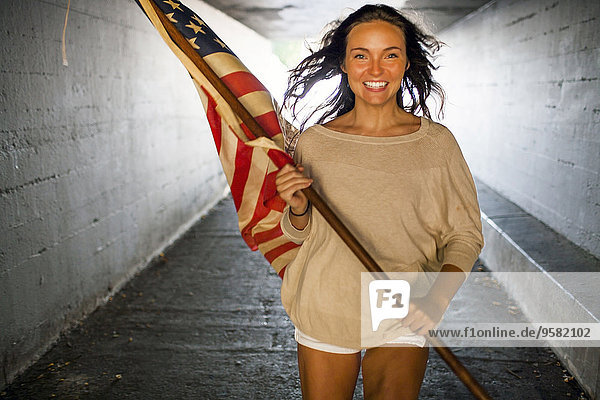 Europäer Frau tragen Tunnel Fahne amerikanisch