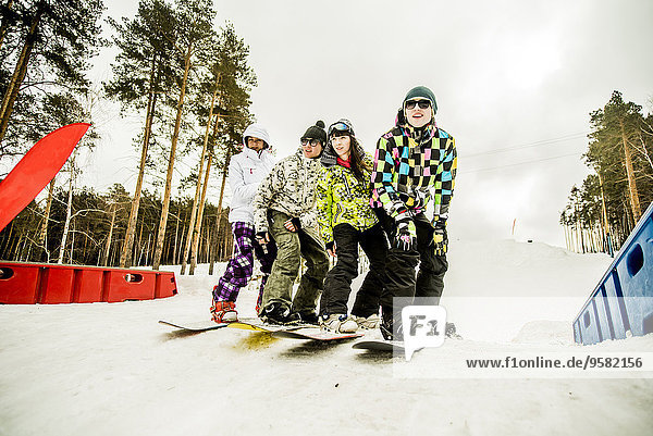 Zusammenhalt Europäer Snowboarding Hügel Schnee