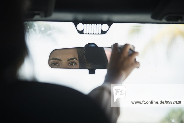 Europäer Frau Auto berichtigen Rückansicht Ansicht Spiegel