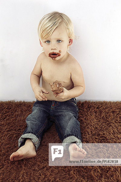 kegelförmig Kegel Europäer Junge - Person unordentlich Eis Schokolade essen essend isst Sahne