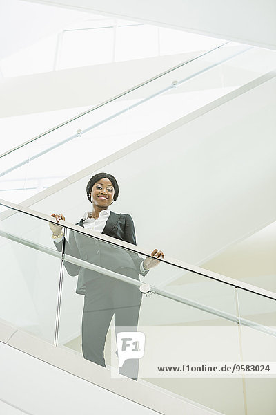 Geschäftsfrau lächeln schwarz Treppenhaus Büro