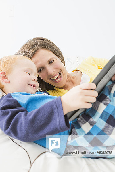 benutzen Europäer Sohn Bett Tablet PC Mutter - Mensch