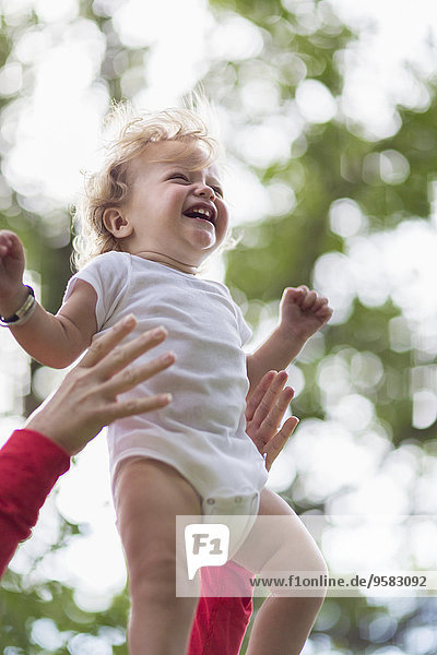 Außenaufnahme Europäer Junge - Person Mutter - Mensch Baby freie Natur spielen
