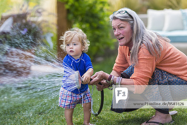 Wasser Europäer Rasen Großmutter Enkelsohn Baby