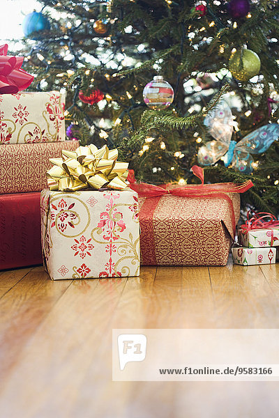 Geschenk unterhalb Verpackung Close-up Weihnachtsbaum Tannenbaum umwickelt