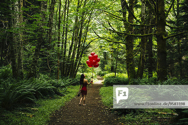 Frau Luftballon Ballon Überfluss halten Wald rot südkoreanisch
