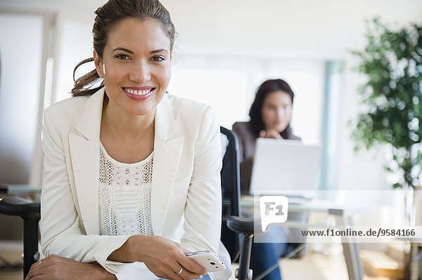 Geschäftsfrau lächeln Hispanier Büro