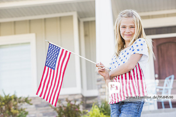 nahe Europäer Wohnhaus lächeln Fahne winken amerikanisch Mädchen