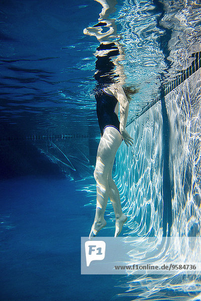 Jugendlicher Unterwasseraufnahme unter Wasser schwimmen Mädchen