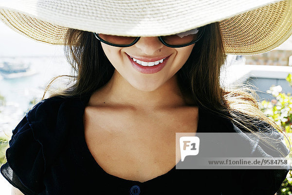 Frau lächeln Hut mischen Kleidung Sonnenbrille Mixed Sonne