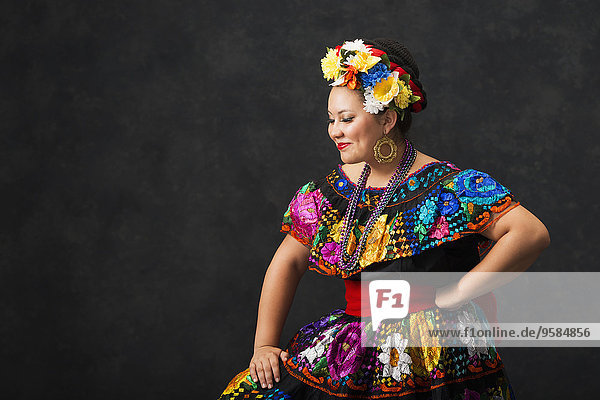 Frau Hispanier tanzen Kleid