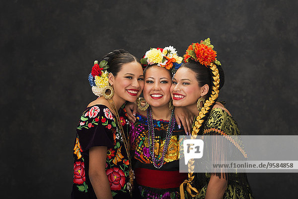 Jugendlicher lächeln Hispanier Mädchen Kleid