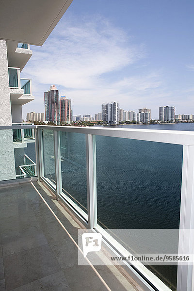 hoch oben Stadtansicht Stadtansichten Städtisches Motiv Städtische Motive Straßenszene Vereinigte Staaten von Amerika USA aufwärts Balkon Ignoranz Florida Miami