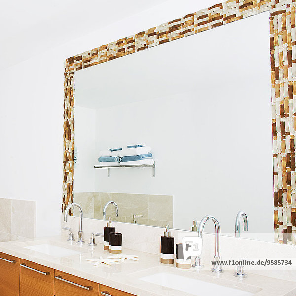 Spülbecken Badezimmer Arbeitsplatte Spiegel modern