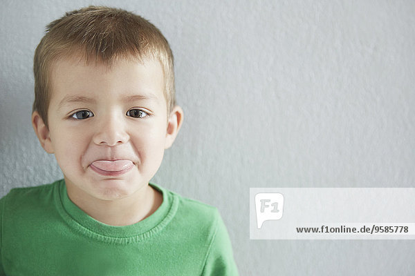 Junge - Person Close-up mischen Zunge herausstrecken Mixed