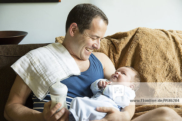 Europäer Junge - Person Menschlicher Vater Zimmer halten Wohnzimmer Baby