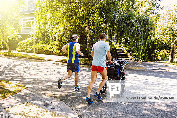 Europäer Kinderwagen joggen Nachbarschaft
