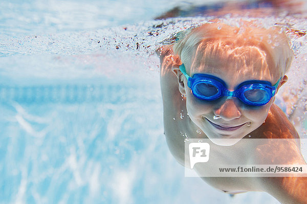 Europäer Junge - Person Unterwasseraufnahme unter Wasser schwimmen