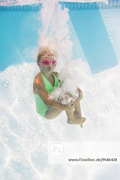 Europäer Unterwasseraufnahme unter Wasser schwimmen Mädchen