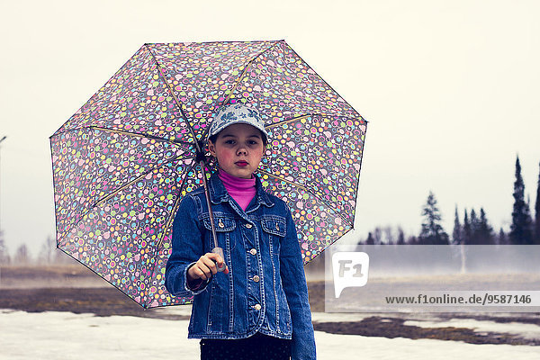 Europäer gehen Regenschirm Schirm unterhalb Schnee Feld Mädchen