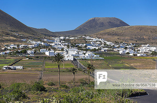 Spanien  Kanarische Inseln  Lanzarote  Dorf Maguez und Vulkan Monte Corona