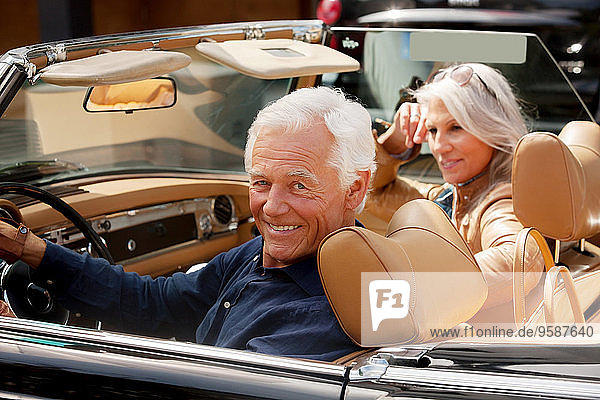 Porträt eines lächelnden Seniorenpaares im Cabriolet
