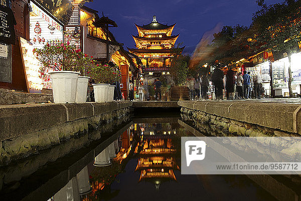 China  Yunnan  Dali  illuminierter Tempel bei Nacht