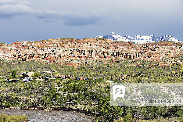 USA  Wyoming  Absaroka und Wind River Mountains  Wind River und eine kleine Siedlung am Wind River bei Dubois.