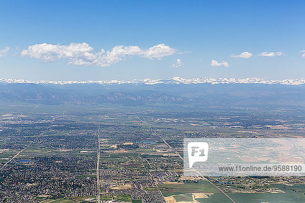 USA  Colorado  Denver  Rocky Mountains im Hintergrund  Luftaufnahme