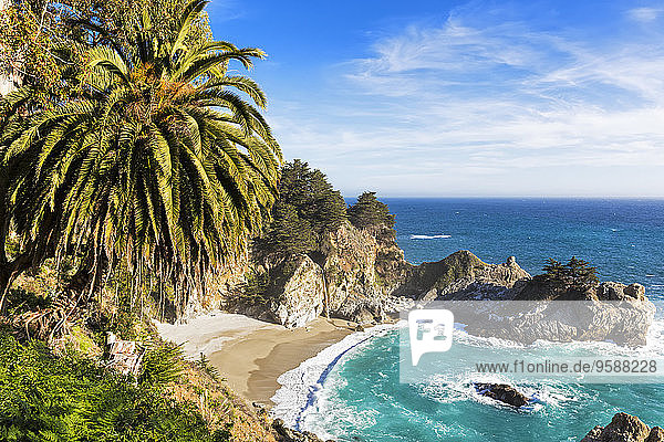 USA Kalifornien Pazifikküste National Scenic Byway Big Sur McWay Falls und McWay Cove Julia Pfeiffer Burns State Park