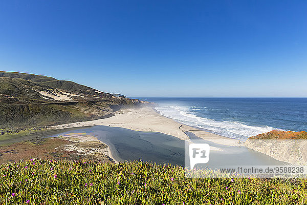 USA  Kalifornien  Big Sur  Pazifikküste  National Scenic Byway  Strand