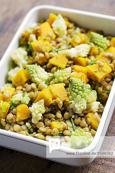 Schüssel Linsensalat mit Kürbis und Romanesco