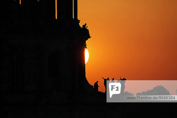 Deutschland  Sachsen  Dresden  Silhouetten von Skulpturen der Hofkirche bei Sonnenuntergang