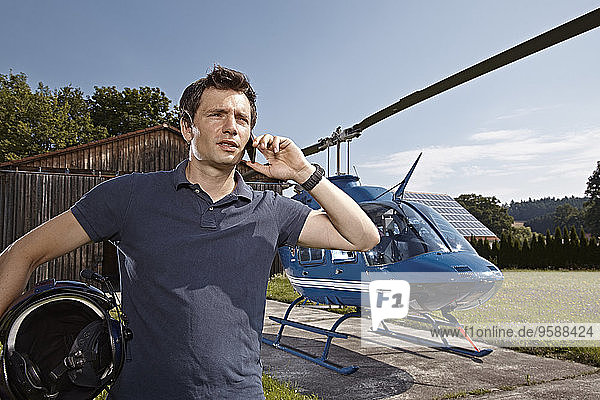 Deutschland  Bayern  Landshut  Hubschrauberpilot per Handy
