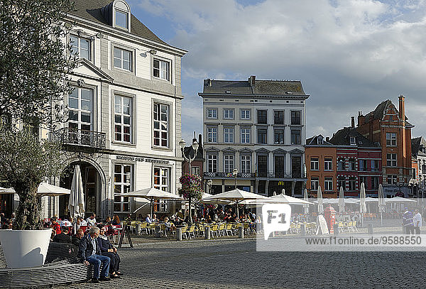 Belgien  Provinz Hennegau  Mons  Cafés und Restaurants am zentralen Platz
