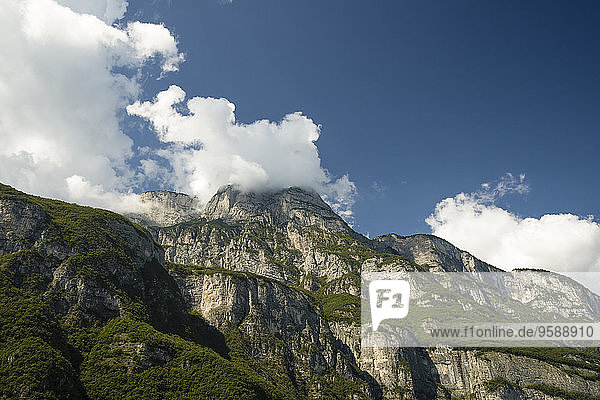 Italien  Südtirol  Dolomiten  Trentino  Berglandschaft und Wolken