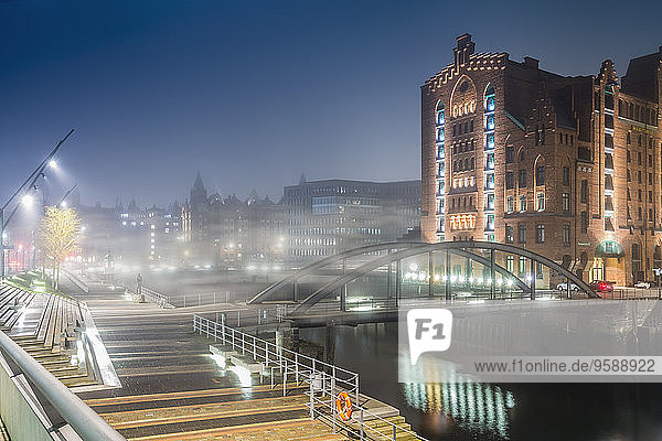 Germany  Hamburg  Hafencity  Bridge at night  foggy