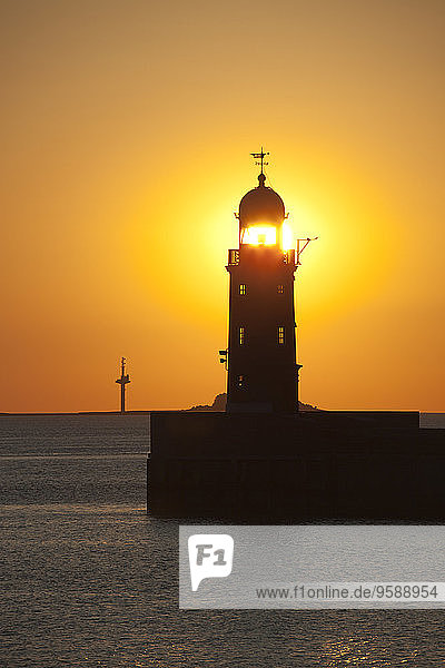 Deutschland  Bremen  Bremerhaven  Leuchtturm am Pier bei Sonnenuntergang