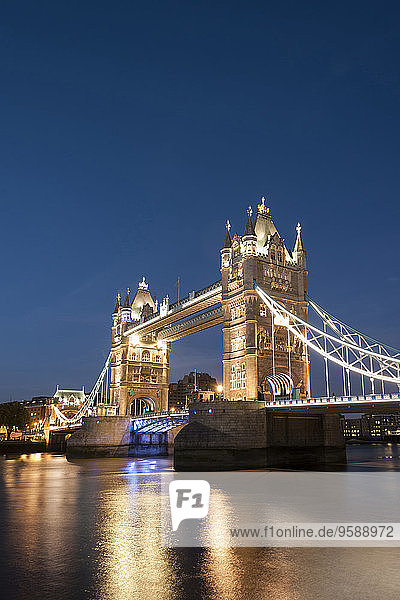 Großbritannien  England  London  Themse  Tower Bridge im Abendlicht