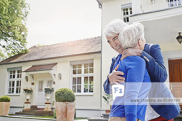 Deutschland  Hessen  Frankfurt  Seniorenpaar vor der Villa  umarmend