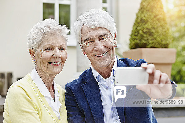 Deutschland  Hessen  Frankfurt  Seniorenpaar beim Selbstfotografieren