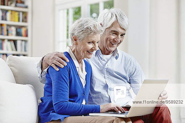 Deutschland  Hessen  Frankfurt  Seniorenpaar zu Hause mit Laptop
