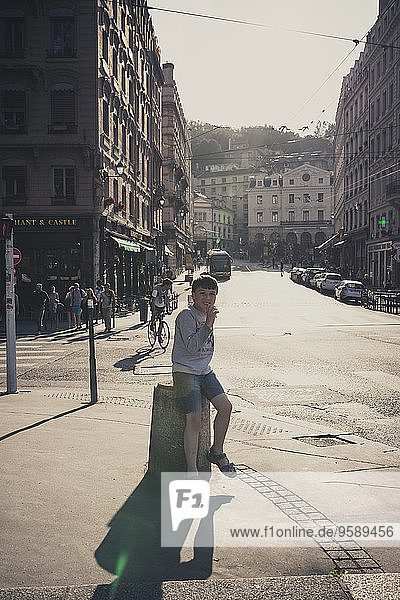 Frankreich  Departement Rhone  Lyon  Historisches Stadtzentrum  Junge auf Poller sitzend