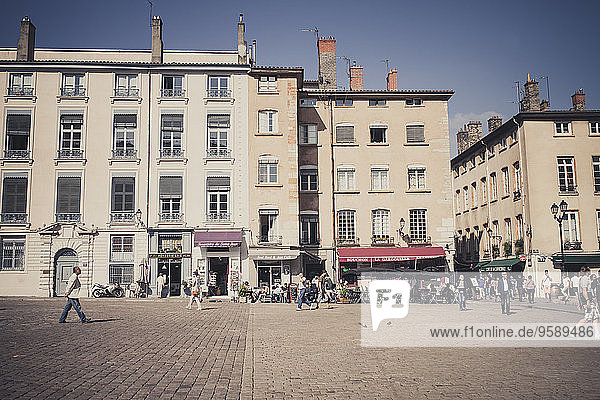 Frankreich  Departement Rhone  Lyon  Historisches Stadtzentrum  Häuserzeile und Straßencafés